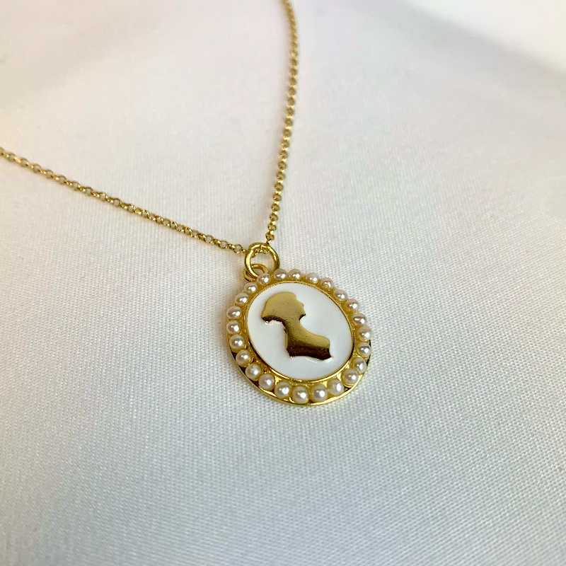 Centred on Jane Austen's iconic silhouette, this pearl necklace is a beautiful way to represent your favourite author through your accessories!